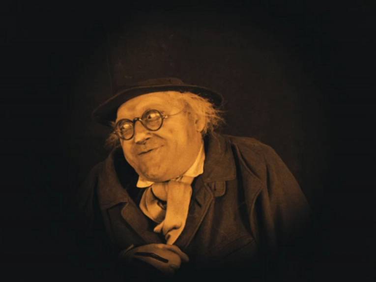 Zu sehen ist Dr. Caligari wie dieser sich über etwas freut.